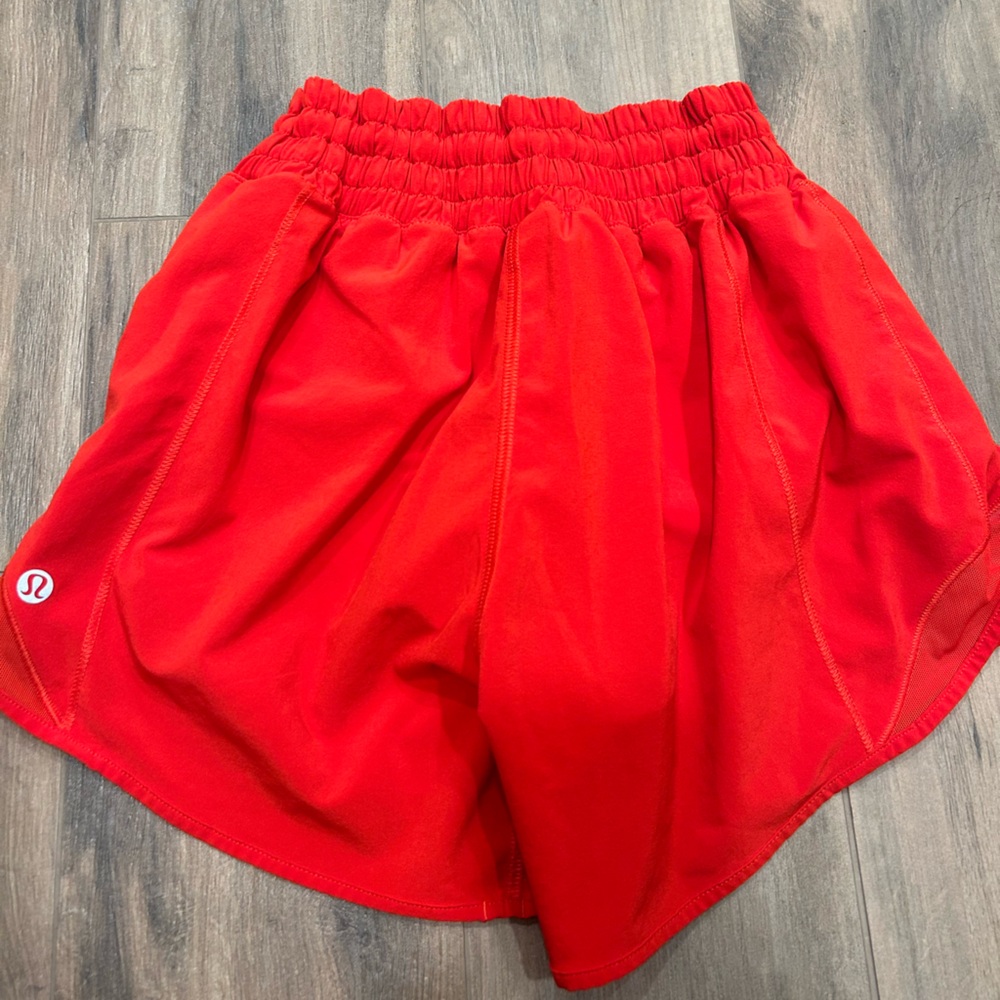 Lulu Lemon Hottie Hots. Size 2, 4”